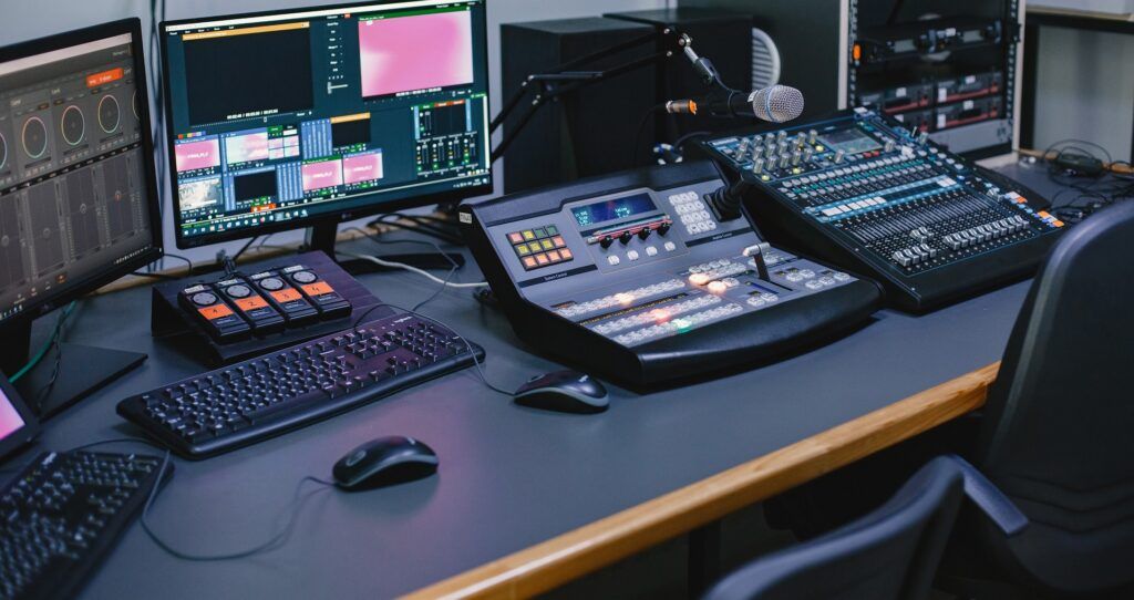 Equalizatory kompresory i limitery w obrobce audio w studio muzycznym