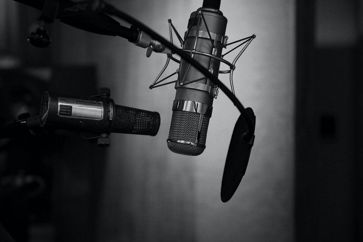 mikrofon-pojemnosciowy-studio-nagraniowe-nagranie-wokalu-w-studio
